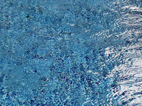 Wellen und Reflexionen im Pool. – Folie 14