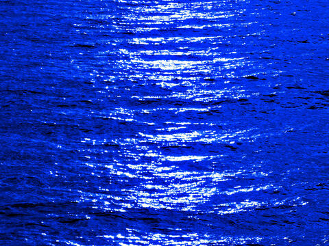 Blaue Mondreflexion im Meer. – Folie 17