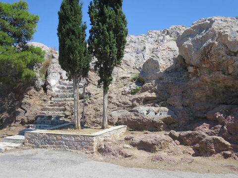 Die Stufen hinauf zum Marshügel (dem Areopag), wo der Apostel Paulus, nachdem er alle Tempel und Götzenbilder in Athen gesehen hatte, seine Botschaft über den „Altar des unbekannten Gottes“ überbrachte (Apostelgeschichte 17,16-34). – Folie 14