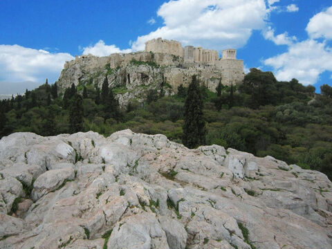 Der heutige Blick auf die Akropolis vom Marshügel (dem Areopag) aus. – Folie 15