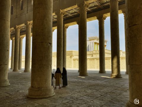 Die Säulen in der Königlichen Stoa hatten einen Durchmesser von etwa 1 m (3 Fuß). Angesichts der Tatsache, dass korinthische Säulen dieser Breite in der hellenistischen Architektur des ersten Jahrhunderts üblicherweise 9 bis 10 m (26 bis 33 Fuß) hoch waren, war Josephus‘ Beschreibung des herodianischen Baus mit 8 m (27 Fuß) hohen Säulen wahrscheinlich zutreffend.<br/>Der Sanhedrin, der oberste jüdische Rat, tagte in einem der Nebenräume des Tempels, der als Quaderhalle bekannt ist. Es wird jedoch angenommen, dass sie im Jahr 30 n. Chr. ihren Standort verlegten, um sich am östlichen Ende in der zentralen Apsis der Königlichen Stoa zu treffen. – Folie 5