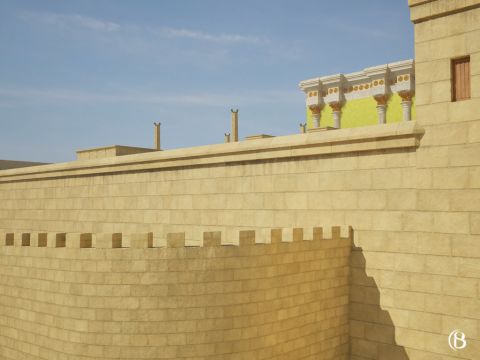 Außerhalb des südlichen Abschnitts der Ostmauer befand sich eine Außenmauer. – Folie 2