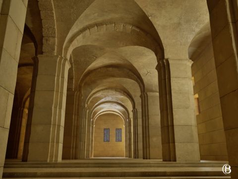 Die Ställe Salomons haben eine Fläche von 500 Quadratmetern, liegen 12,5 Meter unter dem Innenhof und verfügen über zwölf Reihen von Säulen und Bögen. – Folie 11