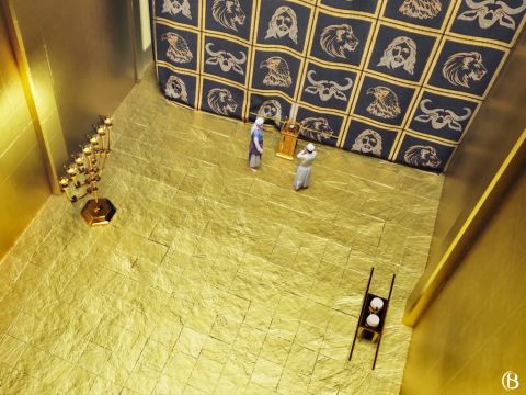 Die Wände und der Boden des Heiligen waren mit Gold überzogen. In Middot 4.1 heißt es, dass „das ganze Haus mit Gold überzogen war“.<br/>Ein weiterer historischer Hinweis auf das Gold des Tempels findet sich im Neuen Testament (Matthäus 23,16.17), wo Jesus die Pharisäer und Schriftgelehrten kritisiert, die sagten: „Wer beim Tempel schwört, der ist nichts; wer aber beim Gold des Tempels schwört, der ist gebunden!“ – Folie 4