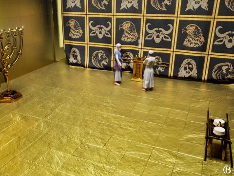 Gold war das wertvollste aller Metalle. Es stand für alles von großem Wert (Sprüche 3,14; 8,10.19; 16,16.22; 25,12) und war daher für die Anbetung Gottes am würdigsten (2. Mose 25, Offenbarung 1,12.13.20). – Folie 5