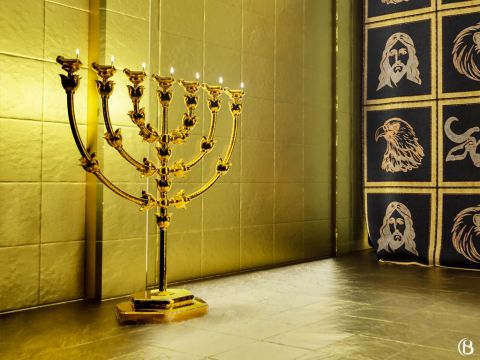 Der goldene Leuchter (Menora) mit seinen sieben goldenen Lampen befand sich auf der Südseite des Heiligen. Er war aus Gold gefertigt und mit dem Hammer eines Handwerkers in Form geschlagen worden. Die Lampen wurden täglich mit frischem, geweihtem Olivenöl angezündet und brannten vom Abend bis zum Morgen. Sie wurden von rechts nach links angezündet. Dochte wurden aus den abgetragenen Gewändern der Priester hergestellt. – Folie 6