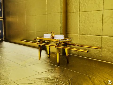 Der Schaubrottisch stand auf der Nordseite des ersten Raums des Heiligtums. Der Tisch war zwei Ellen lang, eineinhalb Ellen breit und eineinhalb Ellen hoch. Es war mit reinem Gold überzogen und oben mit einem goldenen Kranz verziert.<br/>Am Sabbattag backten die Leviten zwölf Laibe oder Kuchen aus ungesäuertem Brot. Diese Kuchen wurden jeden Sabbattag heiß auf den Tisch gelegt, in zwei Reihen oder Stapeln, sechs in einer Reihe, mit reinem Weihrauch auf jeder Reihe.<br/>Die ganze Woche über lag das Brot auf dem Tisch. Von einigen Übersetzern wird es „das Schaubrot“ genannt. Am Ende der Woche wurde es weggenommen und von den Priestern gegessen. – Folie 7