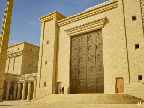 Am westlichen Ende des Vorhofs der Frauen befand sich das Nikanor-Tor, das Männern den Zugang zum Vorhof ​​Israels vor dem Altar ermöglichte. Seine Tore bestanden aus korinthischer Bronze und sein Wert übertraf die mit Silber oder Gold überzogenen Tore. Es hatte eine riesige Öffnung und zwei kleinere Seitentore, sogenannte Pforten. Das Haupttor war 50 Ellen (26,7 m) hoch und wurde Nikanor-Tor genannt. Nikanor war der Wohltäter, der Handwerker in Alexandria, Ägypten, für die Herstellung der beiden großen Messingtüren bezahlte, die für dieses Tor verwendet wurden. Eine Urne, auf der Nikanor erwähnt wird, befindet sich heute in den Sammlungen des Britischen Museums. – Folie 1