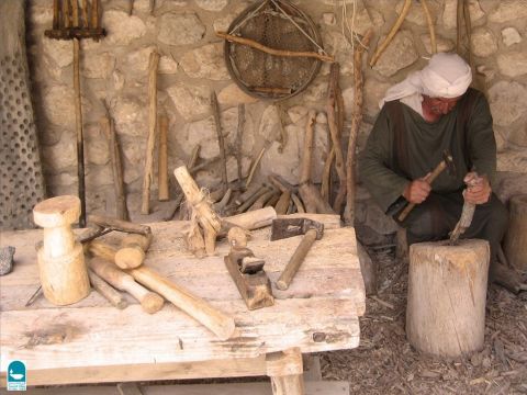 Sie arbeiteten an einem Tischlertisch aus grobem Holz. – Folie 3