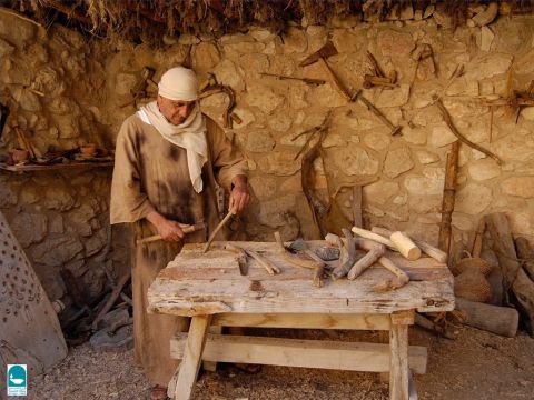 Die Axt wurde sowohl zum Formen von Holz als auch zum Fällen von Bäumen verwendet. Sie hatte einen eisernen Kopf, der mit einem Riemen an einem Holzgriff befestigt war. (5. Mose 19,5; 2. Könige 6,5) – Folie 5