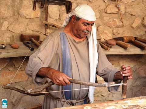 Manche Tischler arbeiteten mit einer Bogenbohrmaschine. Die Sehne eines Bogens war so verdreht, dass sie einen Bohrer drehen konnte. Es konnte auch Holz gedreht werden, sodass der Zimmermann es mit Meißeln formen konnte, eine Form der frühen Drehbank. – Folie 11