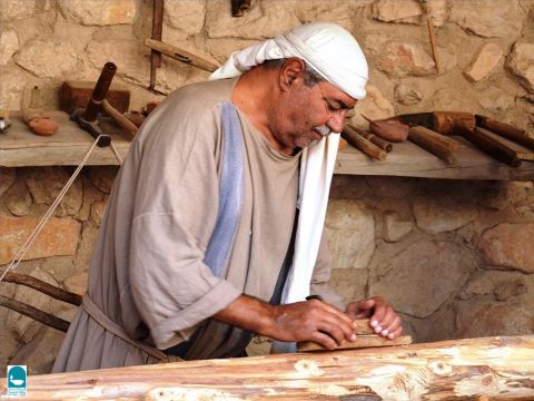 Zu den dekorativsten Arbeiten zählten Dachvertäfelungen, Fenstergitter und dekorative Kunst an Haustüren. – Folie 14