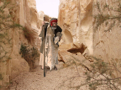 Elia gehorcht Gott und macht sich auf den langen Weg nach Norden von der versteckten Schlucht, wo der Bach Krit ausgetrocknet war, nach Zarpat. – Folie 1