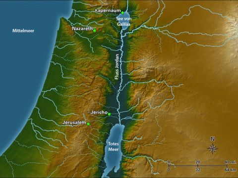 Der See Genezareth (oder See von Galiläa), oder Kinneret, wie er auf Hebräisch genannt wird, ist kein Meer, sondern ein großer Süßwassersee in der Form einer Harfe. Seine wichtigste Süßwasserquelle ist der Jordan, der von Norden nach Süden hindurchfließt. – Folie 1