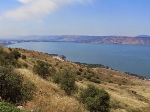 Sein Umfang ist etwa 53 km (33 Meilen). Mit einer Tiefe von 209 m (686 Fuß) unter dem Meeresspiegel ist er der am tiefsten gelegene Süßwassersee der Erde. – Folie 4