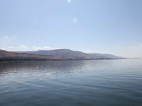 Josephus konnte im ersten Jahrhundert 230 Boote im See Genezareth versammeln, es müssen also noch mehr Boote in Gebrauch gewesen sein. Viele kommen zu dem Schluss, dass sieben der Jünger Jesu Fischer waren – Andreas, Simon Petrus, Jakobus, Johannes, Thomas, Philippus und Nathanael. – Folie 5