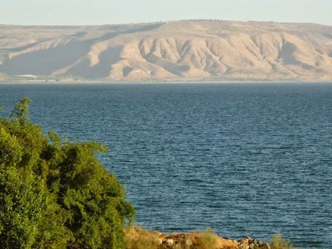 Die Hügel rund um Galiläa, insbesondere auf der Ostseite, wo sie eine Höhe von 610 m (2000 Fuß) erreichen, sind der Ursprung kühler, trockener, herabsteigender Luft. Über dem Meer gibt es warme, feuchte, aufsteigende Luft. Dieser große Höhenunterschied zwischen dem umliegenden Land und dem See kann zu großen Temperatur- und Druckschwankungen führen. Starke Winde können durch die Hügel strömen und auf den See Genezareth treffen, was zu plötzlichen Stürmen führt. – Folie 6