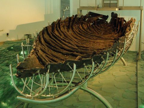 Im Jahr 1978, als das Wasser aufgrund einer Dürre zurückging, wurde an der Nordwestküste von zwei einheimischen Fischern, Moshe und Yuval Lufan, ein altes Fischerboot aus der Zeit Jesu gefunden. Das Boot wurde anhand der Radiokarbonmethode auf 40 v. Chr. (plus/minus 80 Jahre) und anhand von Keramik- und Nagelfunden im Boot auf 50 v. Chr. bis 50 n. Chr. datiert. – Folie 10