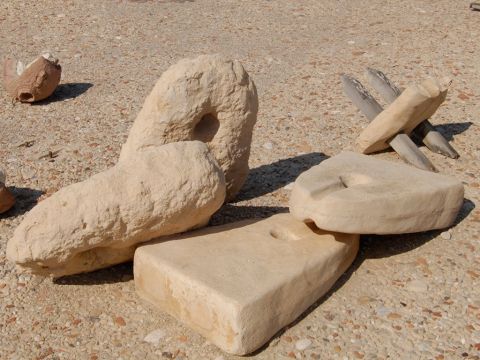 Boote wurden mit großen Steinen verankert. Hier sind einige alte Anker, die in Caesarea Maritime in Israel gefunden wurden. – Folie 16