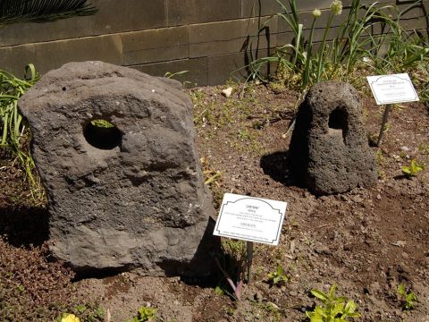 Anker wurden in Galiläa aus dem dortigen schwarzen Basaltgestein hergestellt. Hier sind zwei solcher Anker in einem Museumsgarten in Galiläa. – Folie 17