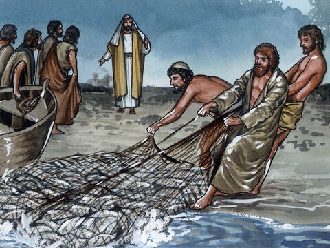 Jesus forderte sie auf: „Bringt ein paar der Fische mit, die ihr gerade gefangen habt!“. Daraufhin ging Petrus wieder zurück zum Boot und half das Netz unversehrt mit an Land zu ziehen. Die Jünger zählten später 153 große Fische. – Folie 9