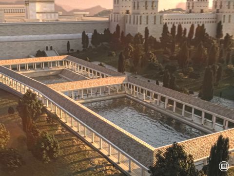 Warum also ein Becken mit zwei Becken? Archäologische Funde zeigen, dass das südliche Becken breite Stufen mit Podesten hatte, was darauf hindeutet, dass es als rituelles Reinigungsbad, bekannt als Mikwe, genutzt wurde. Das nördliche Becken diente als Reservoir (Otzer), um die Mikwe kontinuierlich mit Frischwasser zu versorgen und zu reinigen, das durch den Damm zwischen den Becken nach Süden floss. – Folie 3