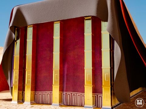 Der Eingang zum Heiligen bestand aus fünf Säulen aus Akazienholz, die mit Gold überzogen waren. Der Vorhang vor dem Zelteingang bestand aus blauen, purpurnen und scharlachroten Garnen sowie gezwirntem Leinen und war mit Stickereien verziert. – Folie 1