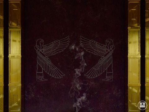 Das Heilige war vom Allerheiligsten durch einen Vorhang aus blauem, purpurnem und scharlachrotem Garn und fein gezwirntem Leinen getrennt, in den Cherubim eingearbeitet waren.<br/>Vier goldene Säulen hielten den Vorhang. Nur der Hohepriester durfte das Allerheiligste durch diesen Vorhang betreten, und selbst er durfte es nur einmal im Jahr, am Jom Kippur, betreten, um Opferblut und Weihrauch darzubringen. – Folie 9