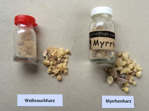 Weihrauch- und Myrrhenharze.<br/>Weihrauch (Boswellia sacra) und Myrrhe (Commiphora myrrha).<br/>Als zwei der kostbaren und kostspieligen Geschenke, die die Weisen dem Jesuskind überbrachten, symbolisieren sie sein Priestertum – seine Opfergabe an Gott – (Weihrauch) und sein Messiastum (Myrrhe), wie in Psalm 45,8 angedeutet wird. Und natürlich wurde Christus am Kreuz Myrrhe angeboten (Markus 15,23) und bei seiner Beerdigung wurde es verwendet (Johannes 19,39). – Folie 12