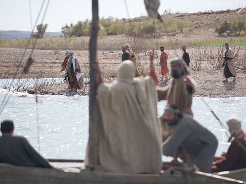 Eine große Menschenmenge beobachtete das Boot. Viele dieser Menschen waren Pilger auf dem Weg nach Jerusalem, wo sie das Passahfest feiern wollten. Sie folgten dem Boot zu Fuß entlang der Küste. Sie wollten Jesus sehen. – Folie 2