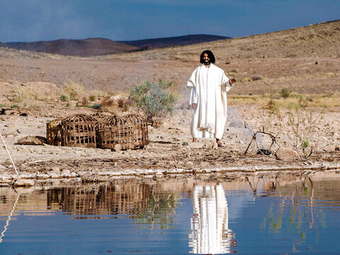 Früh am Morgen stand Jesus am Ufer, aber den Jüngern war es nicht bewusst, dass Er es war. – Folie 3