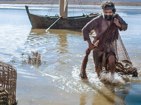 Jesus sagte: „Bringt von den Fischen her, die ihr gerade gefangen habt.” Also stieg Simon Petrus zurück ins Boot und zog das Netz an Land. – Folie 11