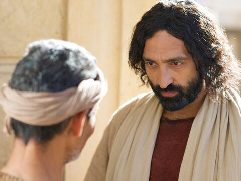 Als Jesus hörte, dass der Mann hinausgeworfen worden war, machte er sich auf die Suche nach ihm. „Glaubst du an den Menschensohn?“, fragte Jesus. „Wer ist er, Herr?“ fragte der Mann. „Sag es mir, damit ich an ihn glaube.“ – Folie 21
