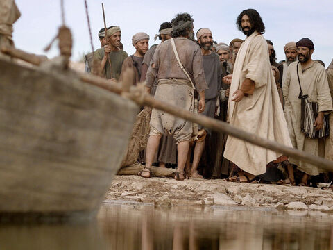 Fischer hatten zwei Boote im Wasser liegen lassen, während sie ihre Netze wuschen. Jesus stieg in eines der Boote, das Simon (Petrus) gehörte, und bat ihn, ein wenig vom Ufer wegzufahren. – Folie 2