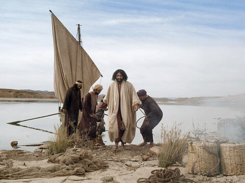 Nachdem sie ihre Boote festgemacht hatten, ließen sie alles zurück und folgten Jesus. – Folie 13