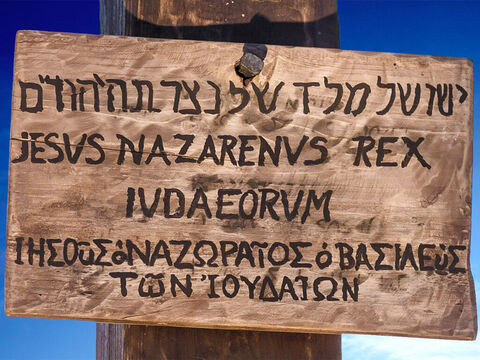 Pilatus hatte ein Schild vorbereitet, das am Kreuz Jesu befestigt wurde. In drei Sprachen, Aramäisch, Latein und Griechisch, stand dort: „Jesus von Nazareth, König der Juden.“ – Folie 16