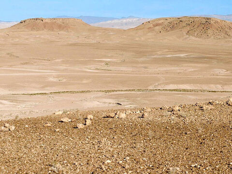 ... bis zum Rand einer Klippe, auf die die Stadt erbaut war. – Folie 17