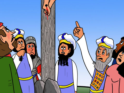 Aber die Priester und Führer, die Jesus töten wollten, waren mit dem Schild über Jesus nicht zufrieden. „Es sollte nicht geschrieben werden, dass er unser König ist, sondern dass er gesagt hat, dass er es sei.“ – Folie 23