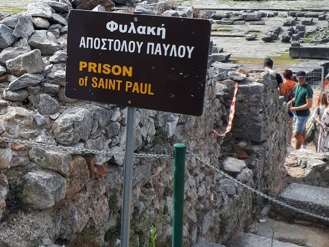 Heute liegt die Stadt Philippi in Trümmern, aber der Ort, an dem sich das Gefängnis befand, wird von vielen Touristen besucht. – Folie 33