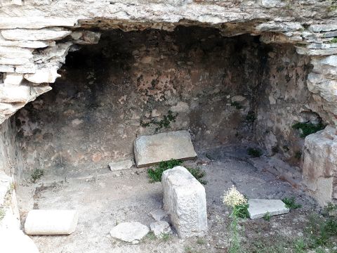 Vielleicht saßen Paulus und Silas in dieser Nacht genau in dieser Zelle des Gefängnisses. Möglicherweise war es der Ort, der durch das Erdbeben erschüttert wurde und an dem der Gefängniswärter und seine ganze Familie zum Glauben an Jesus kamen und sich taufen ließen. – Folie 34