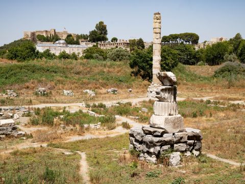 Vom großen Tempel der Diana in Ephesus ist nur noch eine etwa 19 Meter hohe Säule übrig geblieben. – Folie 36