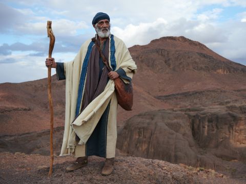 Einige Zeit später stellte Gott Abraham auf die Probe. Er sagte zu ihm: „Abraham!“<br/>„Hier bin ich“, antwortete er.<br/>Dann sagte Gott: „Nimm deinen Sohn, deinen einzigen Sohn, den du liebst – Isaak – und geh in die Gegend von Moria. Opfere ihn dort als Brandopfer auf einem Berg, den ich dir zeigen werde!” – Folie 1