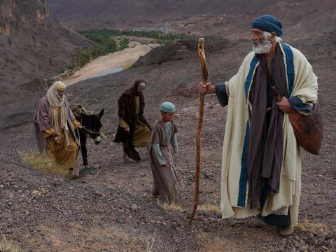 Als er genug Holz für das Brandopfer gesammelt hatte, machte er sich auf den Weg zu dem Ort, von dem Gott geredet hatte.<br/>Am dritten Tag blickte Abraham auf und sah den Ort in der Ferne. – Folie 3