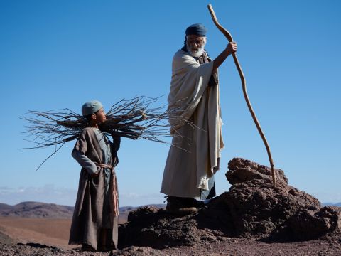 Abraham antwortete: „Gott selbst wird das Lamm für das Brandopfer bereitstellen, mein Sohn.“<br/>Und die beiden gingen zusammen weiter. – Folie 8