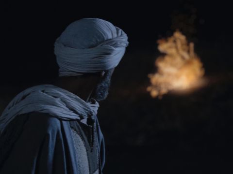 Da erschien ihm der Engel des Herrn in Feuerflammen aus einem Dornbusch. Mose sah, dass der Dornbusch zwar brannte, aber nicht verbrannte. Da dachte Mose: „Ich will hingehen und mir das Seltsame ansehen – warum der Dornbusch nicht verbrennt.“ – Folie 3