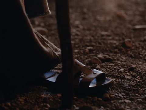 „Komm nicht näher“, sagte Gott. „Zieh deine Sandalen aus, denn der Ort, an dem du stehst, ist heiliger Boden.“<br/>Dann sagte er: „Ich bin der Gott deines Vaters, der Gott Abrahams, der Gott Isaaks und der Gott Jakobs.“ Da verbarg Mose sein Gesicht, denn er fürchtete sich, Gott anzusehen. – Folie 5