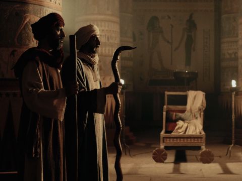 Mose gehorchte und sagte seinem Schwiegervater Jitro, dass Gott ihn nach Ägypten zurückschicken würde. Gott schickte Aaron zu Mose, und sie zogen nach Ägypten.<br/>Mose und Aaron versammelten alle Ältesten der Israeliten, und Aaron erzählte ihnen alles, was der Herr zu Mose gesagt hatte. Er vollbrachte auch die Zeichen vor dem Volk, und sie glaubten. Und als sie hörten, dass der Herr sich um sie sorgte und ihr Elend sah, warfen sie sich nieder und beteten an. – Folie 17