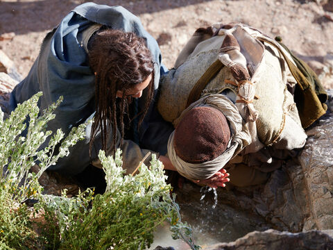 Dann öffnete Gott ihre Augen und sie sah eine Quelle mit Wasser. – Folie 15