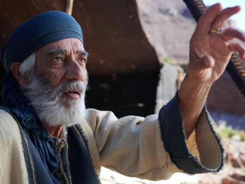 „Nein“, antwortete Abraham. „Gott hat versprochen, dieses Land meinen Nachkommen zu geben. Isaak muss hier bleiben.” – Folie 3