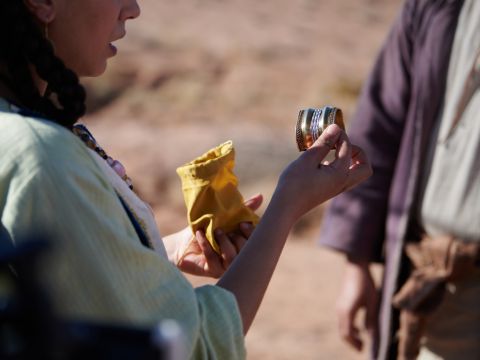 Da holte der Diener Gold- und Silberschmuck und Kleidungsstücke hervor und gab sie Rebekka. Er machte auch ihrem Bruder und ihrer Mutter kostbare Geschenke. – Folie 17